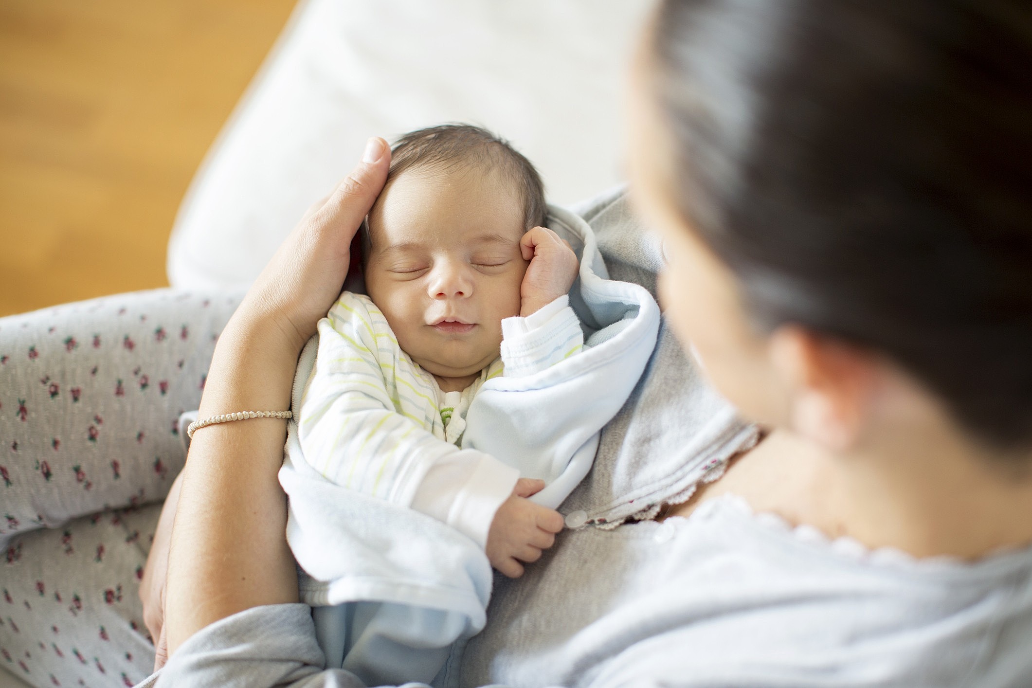 Afinal, como acordar o bebê recém-nascido para amamentar? Saiba aqui ...