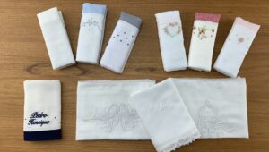 Fralda de tecido bordada à mão