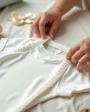 Aprenda a escolher rendas e laços macios, antialérgicos e seguros, garantindo conforto e cuidado para o bebê.