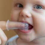 Descubra métodos caseiros para aliviar o incômodo nos primeiros dentes, com massagens, mordedores gelados e chás naturais.