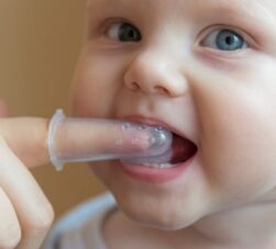 Descubra métodos caseiros para aliviar o incômodo nos primeiros dentes, com massagens, mordedores gelados e chás naturais.