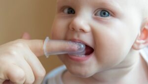 Descubra métodos caseiros para aliviar o incômodo nos primeiros dentes, com massagens, mordedores gelados e chás naturais.