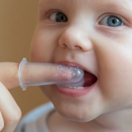 Descubra métodos caseiros para aliviar o incômodo nos primeiros dentes, com massagens, mordedores gelados e chás naturais.