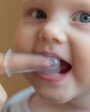 Descubra métodos caseiros para aliviar o incômodo nos primeiros dentes, com massagens, mordedores gelados e chás naturais.