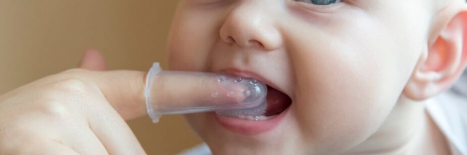 Descubra métodos caseiros para aliviar o incômodo nos primeiros dentes, com massagens, mordedores gelados e chás naturais.
