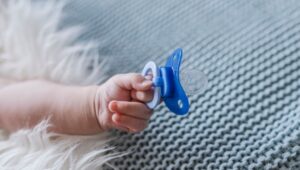 Prós e contras do uso da chupeta, cuidados com a higiene e impacto na amamentação e desenvolvimento oral.