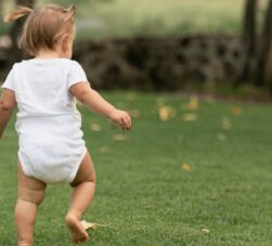 Como cuidar das roupas de bebê durante o calor extremo?