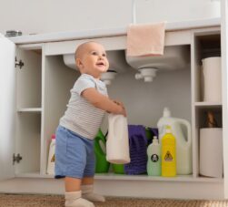 Descubra práticas para prevenir acidentes domésticos com bebês, garantindo segurança em cada cômodo da casa.