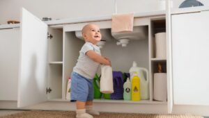 Descubra práticas para prevenir acidentes domésticos com bebês, garantindo segurança em cada cômodo da casa.