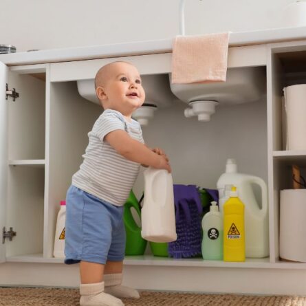 Descubra práticas para prevenir acidentes domésticos com bebês, garantindo segurança em cada cômodo da casa.