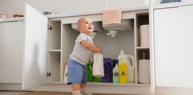 Descubra práticas para prevenir acidentes domésticos com bebês, garantindo segurança em cada cômodo da casa.