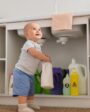 Descubra práticas para prevenir acidentes domésticos com bebês, garantindo segurança em cada cômodo da casa.