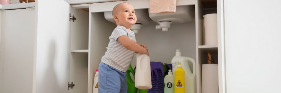 Descubra práticas para prevenir acidentes domésticos com bebês, garantindo segurança em cada cômodo da casa.