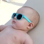 Descubra como proteger o bebê do sol com roupas UV, chapéus e cuidados essenciais nos primeiros meses de vida.