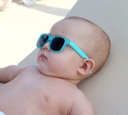 Descubra como proteger o bebê do sol com roupas UV, chapéus e cuidados essenciais nos primeiros meses de vida.