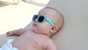 Descubra como proteger o bebê do sol com roupas UV, chapéus e cuidados essenciais nos primeiros meses de vida.