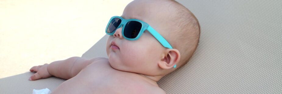 Descubra como proteger o bebê do sol com roupas UV, chapéus e cuidados essenciais nos primeiros meses de vida.